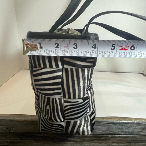 Harvey’s original seatbelt bag Zebra print tote. Pre-owned. - Picture 15 of 16